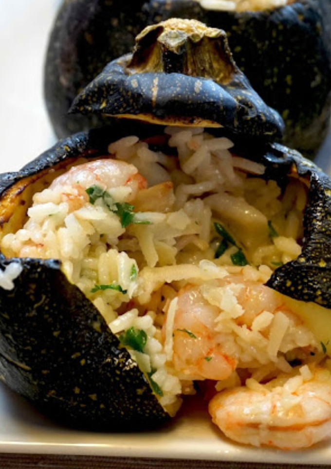 Una foto de Calabacines rellenos falso risotto de marisco.¡Listos en 15 minutos!
