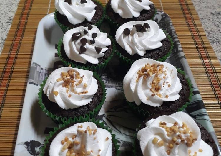Cupcakes de chocolate con crema chantilly
