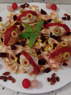 Una foto de Ensalada de pasta farfalle rossa con huevos rellenos de atún