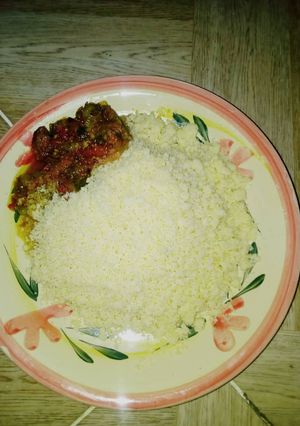 A picture of Couscous and meat sauce.