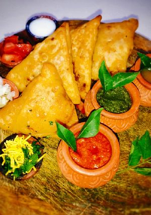 મસાલેદાર સમોસા(Samosa recipe in Gujarati) રેસીપી મુખ્ય ફોટો