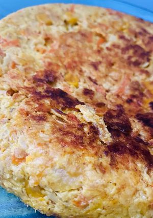 Una foto de TORTILLA DE ZAPALLITOS, CHOCLOS Y ZANAHORIA 🧇🌽🥕🥒🥚🧇