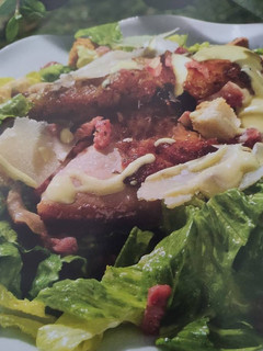 Una foto de Ensalada césar con bacon y pollo