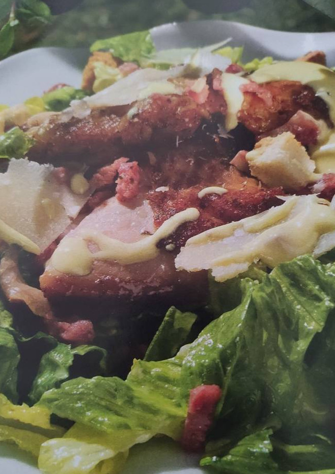 Una foto de Ensalada césar con bacon y pollo
