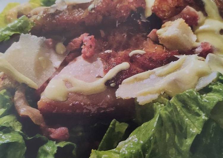 Ensalada césar con bacon y pollo
