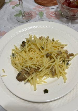 Una foto de Spaghetti con setas y champiñones