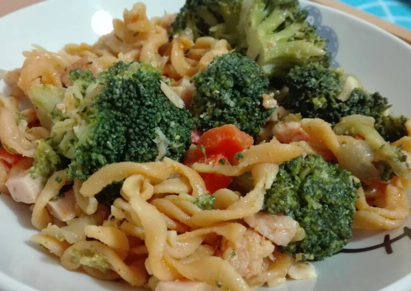 Brócoli en ajada con espirales de lentejas y gambas al pilpil