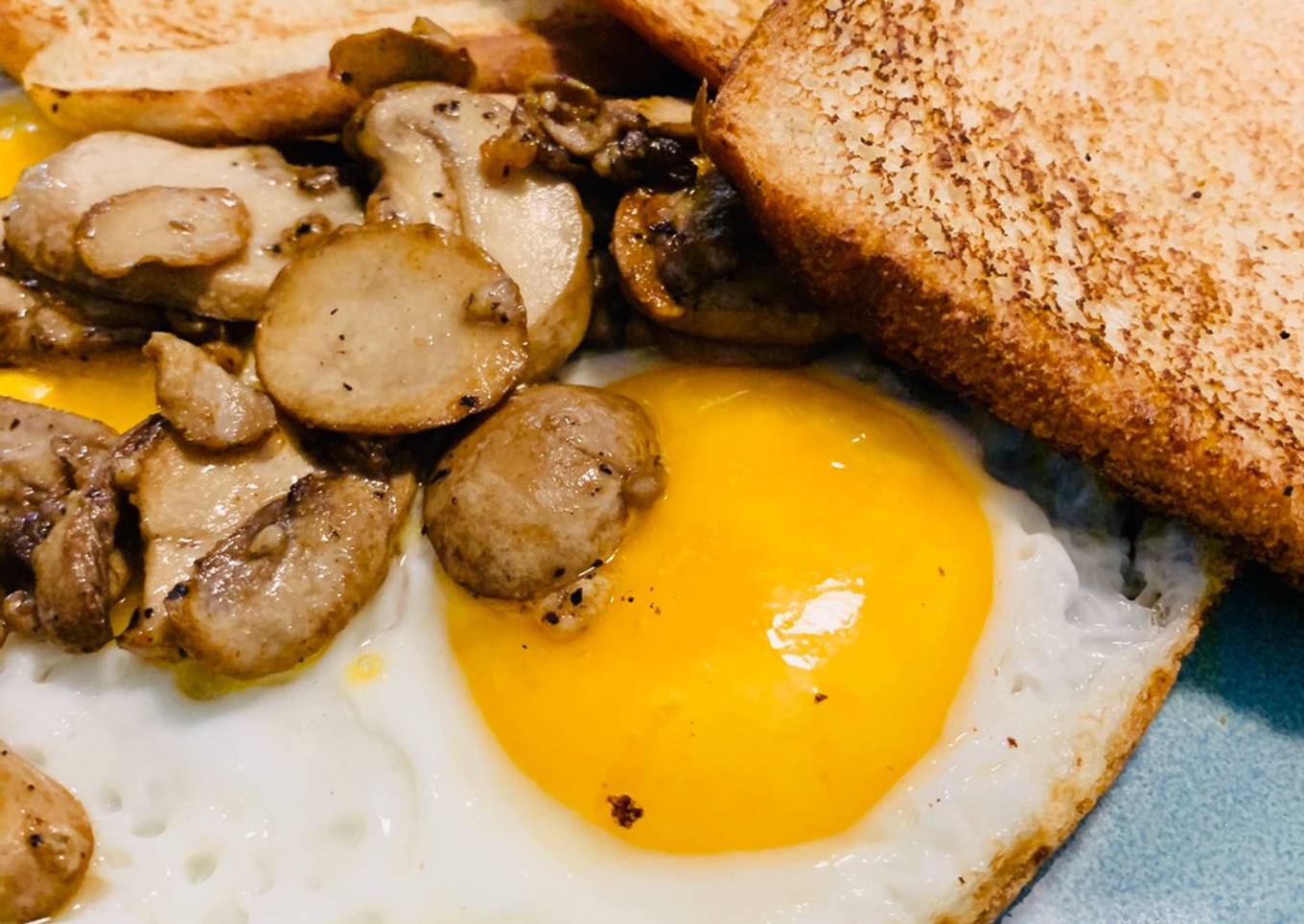 Huevos fritos con champiñones salteados