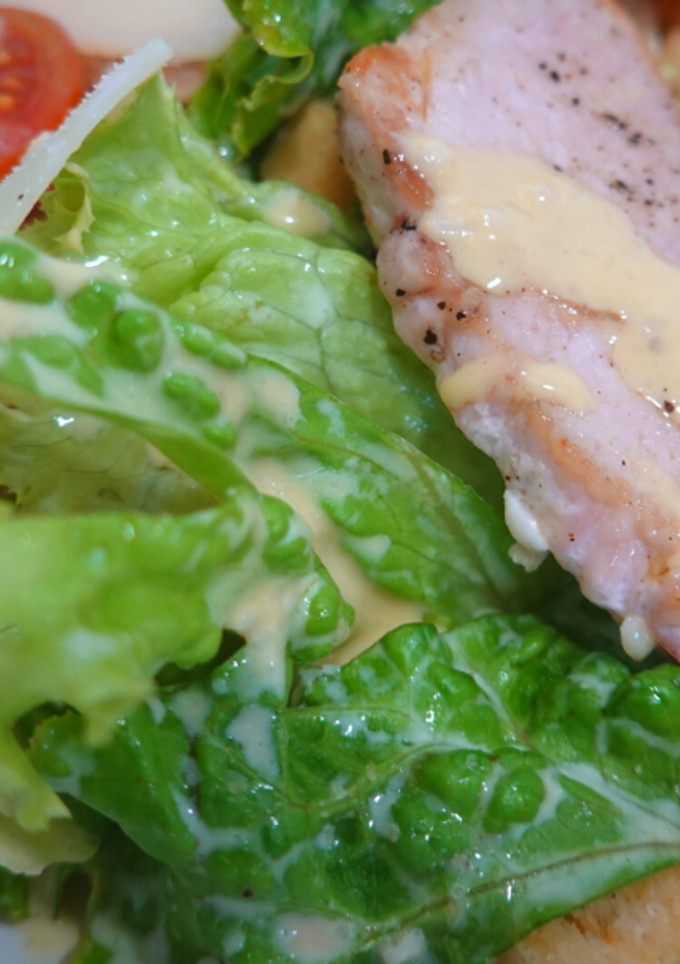 Una foto de Mi ensalada favorita cesar con pollo y mi salsa preferida para chupar los dedos // Caesar salad