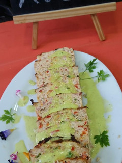 Una foto de Terrina de ave con salsa de ajo