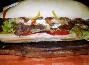 Una foto de Chivito Uruguayo a la plancheta