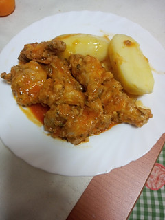 Una foto de Pollo frito en salsa con papas cocidas