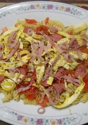 Una foto de Fideos al horno o al micro con lo que había.