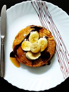 બનાના ઓટસ પેન કેક(banana oats pan cake recipe in Gujarati) રેસીપી મુખ્ય ફોટો