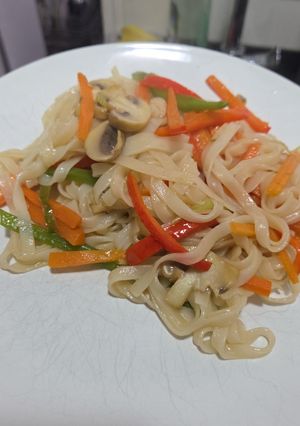 Una foto de Tallarines con verduras al estilo chino