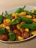 Wok de gnocchi con choricitos y pimientos semipicantes