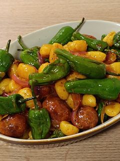 Una foto de Wok de gnocchi con choricitos y pimientos semipicantes