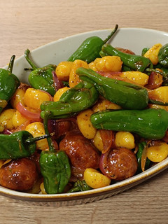 Una foto de Wok de gnocchi con choricitos y pimientos semipicantes