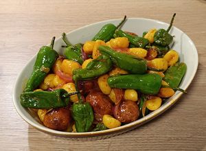 Una foto de Wok de gnocchi con choricitos y pimientos semipicantes