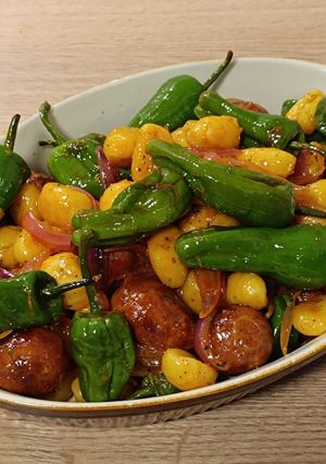 Una foto de Wok de gnocchi con choricitos y pimientos semipicantes