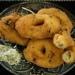 A picture of Uzhunnu Vada or Urad Dal Fritters.