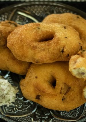 A picture of Uzhunnu Vada or Urad Dal Fritters.