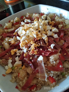 Una foto de Ensalada de quinoa, melón y jamón