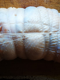Una foto de Enrollado de pollo casero nomás con alambre igual 😅 lo atamos!