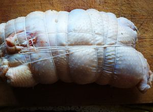 Una foto de Enrollado de pollo casero nomás con alambre igual 😅 lo atamos!