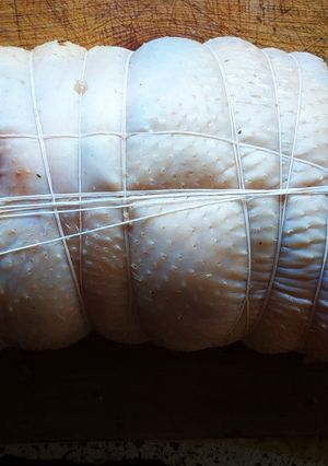 Una foto de Enrollado de pollo casero nomás con alambre igual 😅 lo atamos!