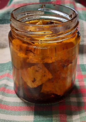 Una foto de Queso saborizado en aceite de oliva para picada al aire libre