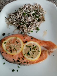 Una foto de Salmón a la plancha con gulas