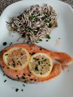 Una foto de Salmón a la plancha con gulas