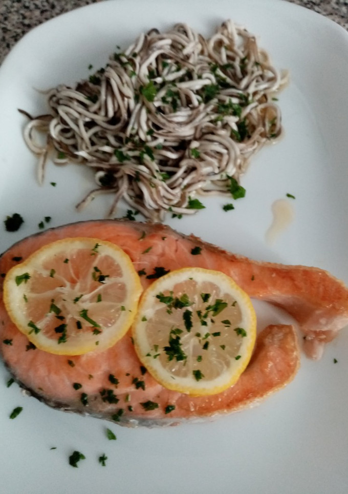 Una foto de Salmón a la plancha con gulas
