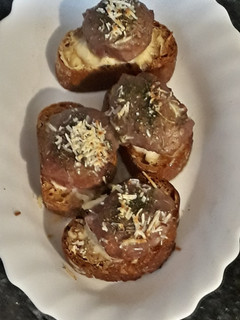 Una foto de Mini rosbif relleno de queso, aceite de oliva y finas hierbas