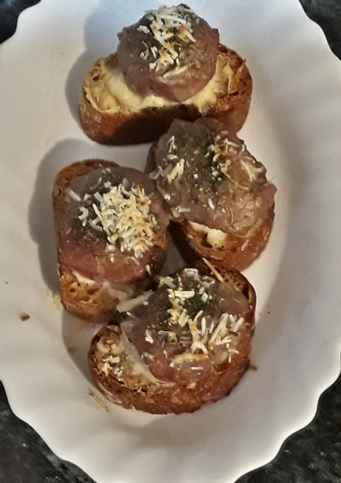 Una foto de Mini rosbif relleno de queso, aceite de oliva y finas hierbas