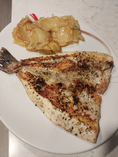 Una foto de Patatas al ajo cabañil y lubina