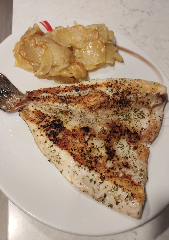 Una foto de Patatas al ajo cabañil y lubina