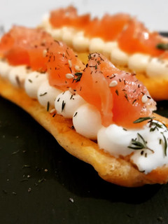 Una foto de Montadito de queso crema y salmón en base de masa choux