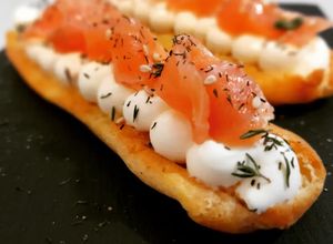 Foto principal de Montadito de queso crema y salmón en base de masa choux