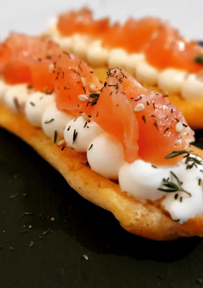 Una foto de Montadito de queso crema y salmón en base de masa choux