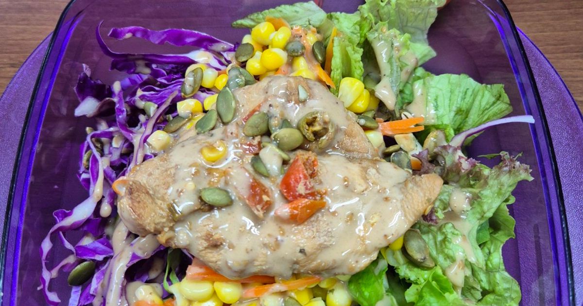 Salad ayam panggang kecap pedas dengan wortel dan sayur lain buatnya simpel sederhana untuk diet