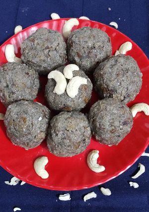 बाजरे के चुरमा लड्डू (Bajre ke churma laddu recipe in hindi) रेसिपी मुख्य फोटो