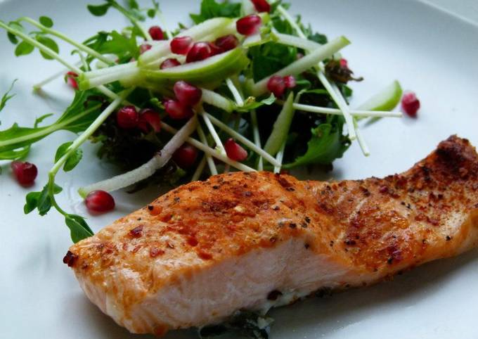 Panfry Salmon with spices and Apple salad