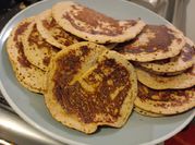 Una foto de pancakes de avena y manzana