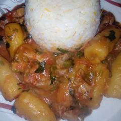 A picture of Matoke, beef and Rice.