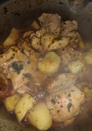 Una foto de Pollo a la cacerola fácil, rico y rápido