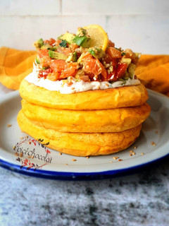 Une photo de Pancakes à la patate douce et son tartare saumon avocat