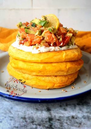 Une photo de Pancakes à la patate douce et son tartare saumon avocat