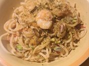 Una foto di pasta gamberi e pistacchio